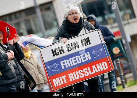 Demonstranten schwenken russische Fahnen bei einer pro-russischen Demonstration auf dem Rudolfplatz anlässlich des Jahrestags des Ukraine-Kriegs. Die Demonstranten fordern Friedensverhandlungen statt Waffenlieferungen und kritisieren Hetze gegen Russland in den deutschen Medien. Köln, 24.02.2024 NRW Deutschland *** i manifestanti ondeggiano bandiere russe in una manifestazione filo-russa sulla Rudolfplatz per celebrare l'anniversario della guerra in Ucraina i manifestanti chiedono negoziati di pace invece di forniture di armi e criticano l'incitamento contro la Russia nei media tedeschi Colonia, 24 02 2024 NRW germ Foto Stock