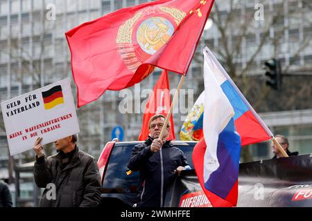 Demonstranten schwenken russische Fahnen bei einer pro-russischen Demonstration auf dem Rudolfplatz anlässlich des Jahrestags des Ukraine-Kriegs. Die Demonstranten fordern Friedensverhandlungen statt Waffenlieferungen und kritisieren Hetze gegen Russland in den deutschen Medien. Köln, 24.02.2024 NRW Deutschland *** i manifestanti ondeggiano bandiere russe in una manifestazione filo-russa sulla Rudolfplatz per celebrare l'anniversario della guerra in Ucraina i manifestanti chiedono negoziati di pace invece di forniture di armi e criticano l'incitamento contro la Russia nei media tedeschi Colonia, 24 02 2024 NRW germ Foto Stock