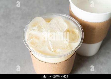 Udon torta di pesce, bibimbap di ravanello, bibimbap, tteokbokki, torta di riso, friggere in padella, frutta, ghiaccio rasato ai fagioli rossi, mango, tazza di ghiaccio rasato, pesca, te al limone Foto Stock