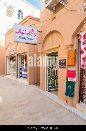 Sur, Oman - 15 febbraio 2020: Centro di bellezza nel suq femminile della città di Sur, è un'area di mercato riservata esclusivamente alle donne. Foto Stock