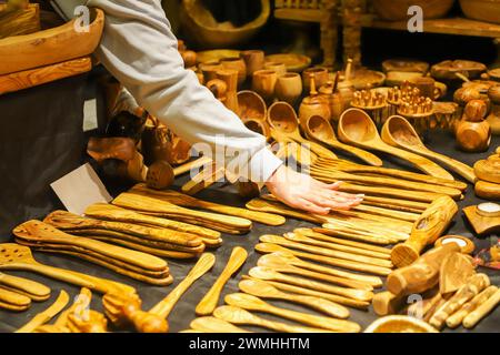 Una stalla di cucchiai di legno fatti a mano e utensili da cucina Foto Stock