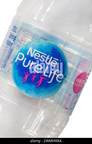 Logo Nestlé Nestle Pure Life su una bottiglia di acqua termale naturale Foto Stock