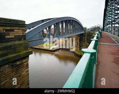 Il ponte ferroviario in acciaio Wearmouth sul fiume Tyne a Sunderland Foto Stock