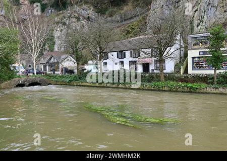 Somerset, Regno Unito. 26 febbraio 2024. Il bacino idrico della gola di Cheddar sta scorrendo a causa di quantità molto elevate di pioggia in diverse settimane. L'acqua nella diga è trattenuta da un muro storico che rischia di crollare. Credito: Robert Timoney/Alamy Live News Credit: Robert Timoney/Alamy Live News Foto Stock