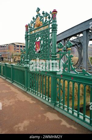 Pennarello in ghisa sul ponte di usura del fiume che mostra lo stemma di Sunderland Foto Stock