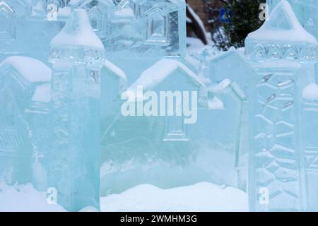 Ammira l'incantevole bellezza di numerosi scintillanti cristalli di ghiaccio. Foto Stock