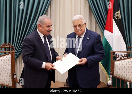 Il primo ministro palestinese Muhammad Shtayyeh presenta le dimissioni del governo al presidente Mahmoud Abbas a Ramallah il primo ministro palestinese Mohammad Shtayyeh presenta le dimissioni del governo al presidente Mahmoud Abbas a Ramallah, il 26 febbraio 2024. Foto di Thaer Ganaim apaimages Ramallah Cisgiordania territorio palestinese 260224 Ramallah PPO 001 Copyright: XapaimagesxThaerxGanaimxxapaimagesx Foto Stock