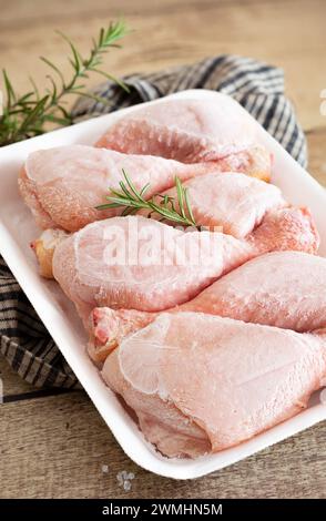 Cosce di pollo surgelate in un vassoio di polistirolo Foto Stock