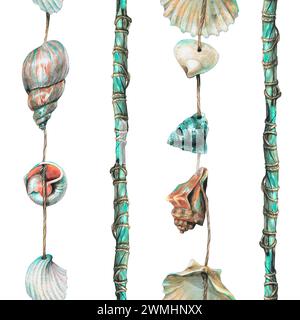 Le conchiglie sono appese su bastoncini di legno turchese. Illustrazione ad acquerello disegnata a mano. Mare, spiaggia e motivi estivi senza cuciture per la decorazione e. Foto Stock