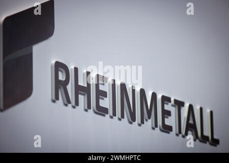 Norimberga, Germania. 26 febbraio 2024. Il logo Rheinmetall è visibile nello stand dell'azienda alla fiera Enforce TAC per la tecnologia di sicurezza. La fiera per i membri delle agenzie di sicurezza e delle forze armate si svolgerà dal 26 al 28 febbraio 2024. Crediti: Daniel Karmann/dpa/Alamy Live News Foto Stock