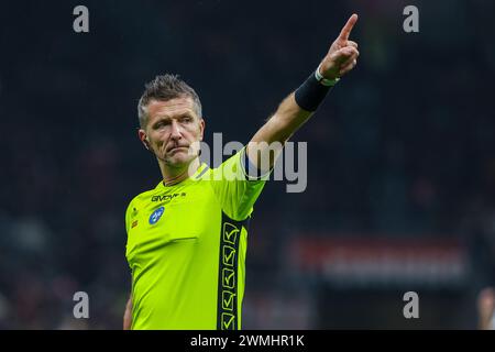 Milano, Italia. 25 febbraio 2024. L'arbitro Daniele Orsato visto durante la partita di serie A 2023/24 tra l'AC Milan e l'Atalanta BC allo Stadio San Siro. Punteggio finale: Milan 1:1 Atalanta. Credito: SOPA Images Limited/Alamy Live News Foto Stock