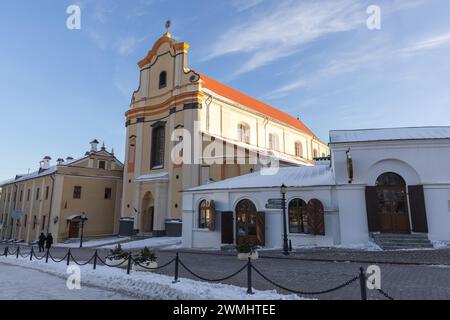 Minsk, Bielorussia - 7 gennaio 2024: Vista su via Cirillo e Metodio. L'Archivio di Stato bielorusso - Museo della Letteratura e dell'Arte è sullo sfondo Foto Stock