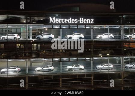 Mercedes Benz Autohaus a Monaco, Arnulfstrasse, bei Nacht, Nachtaufnahme.auseen, Geabeude, Autohaeuser, Auto, Autos, Automobilindustrie, Autoindustrie, Wirtschaft, beleuchtet, Schaufenster, Gebrauchtwagen, Neuwagen, Jahreswagen. *** Concessionaria Mercedes Benz a Monaco di Baviera, Arnulfstrasse, di notte, ripresa notturna dall'esterno, concessionarie auto, auto, industria automobilistica, industria automobilistica, economia, illuminato, vetrina, auto usate, auto nuove, auto annuali Foto Stock