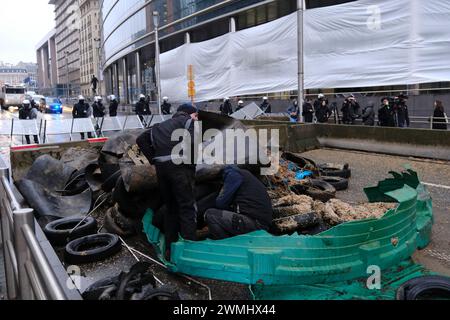 Bruxelles, Belgio. 26 febbraio 2024. La gente si riunisce durante una protesta contro gli agricoltori europei per pressioni sui prezzi, tasse e regolamentazione verde, il giorno di una riunione dei ministri dell'Agricoltura a Bruxelles, Belgio, 26 febbraio 2024. Credito: ALEXANDROS MICHAILIDIS/Alamy Live News Foto Stock