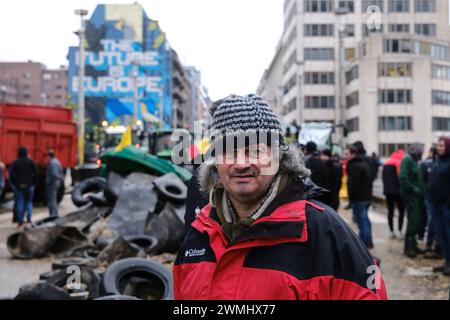 Bruxelles, Belgio. 26 febbraio 2024. La gente si riunisce durante una protesta contro gli agricoltori europei per pressioni sui prezzi, tasse e regolamentazione verde, il giorno di una riunione dei ministri dell'Agricoltura a Bruxelles, Belgio, 26 febbraio 2024. Credito: ALEXANDROS MICHAILIDIS/Alamy Live News Foto Stock