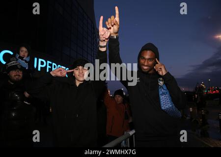 Haji Wright di Coventry City si presenta con un tifoso mentre la squadra arriva prima della partita del quinto turno della Emirates fa Cup alla Coventry Building Society Arena di Coventry. Data foto: Lunedì 26 febbraio 2024. Foto Stock