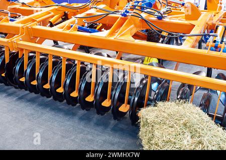 Rullo erpice a disco per trasporto agricolo in mostra Foto Stock