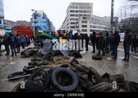 Bruxelles, Belgio. 26 febbraio 2024. La gente si riunisce durante una protesta contro gli agricoltori europei per pressioni sui prezzi, tasse e regolamentazione verde, il giorno di una riunione dei ministri dell'Agricoltura a Bruxelles, Belgio, 26 febbraio 2024. Credito: ALEXANDROS MICHAILIDIS/Alamy Live News Foto Stock