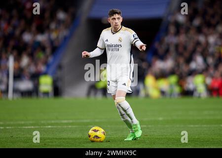 Madrid, Spagna. 25 febbraio 2024. Fede Valverde del Real Madrid CF visto in azione durante la partita di calcio del campionato spagnolo la Liga EA Sports tra il Real Madrid CF e il Siviglia FC allo stadio Santiago Bernabeu. Punteggio finale: Real Madrid 1-0 Siviglia (foto di Ruben Albarran/SOPA Images/Sipa USA) credito: SIPA USA/Alamy Live News Foto Stock