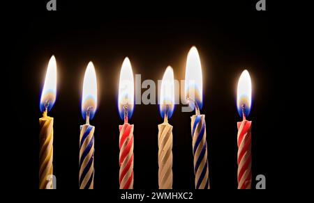 Sei colorate candele di compleanno. Foto Stock