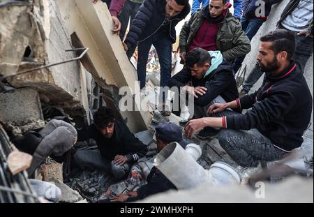 Rafah, Gaza. 26 febbraio 2024. I palestinesi perlustrano le macerie della loro casa distrutte in un attacco aereo israeliano durante la notte a Khan Yunis nella striscia di Gaza meridionale, lunedì 26 febbraio 2024. I colloqui di cessate il fuoco continuano mentre Israele prevede di attaccare Rafah, dove milioni di persone cercano rifugio nel mezzo del conflitto in corso tra Israele e i militanti palestinesi a Gaza. Foto di Ismael Mohamad/UPI. Crediti: UPI/Alamy Live News Foto Stock