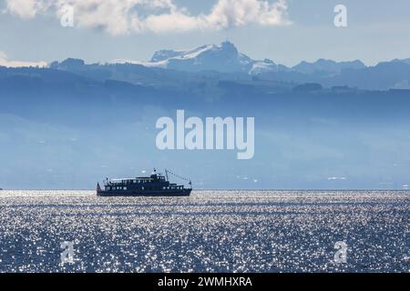 Ausflugsschiff auf dem Bodensee, Schweizer Alpenkette mit dem Berg Säntis. // 25.02.2024: Friedrichshafen, Baden-Württemberg, Deutschland. *** Escursione in barca sul Lago di Costanza, Alpi svizzere con il Monte Säntis 25 02 2024 Friedrichshafen, Baden Württemberg, Germania Foto Stock