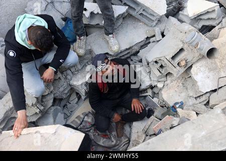 Rafah, Gaza. 26 febbraio 2024. I palestinesi perlustrano le macerie della loro casa distrutte in un attacco aereo israeliano durante la notte a Khan Yunis nella striscia di Gaza meridionale, lunedì 26 febbraio 2024. I colloqui di cessate il fuoco continuano mentre Israele prevede di attaccare Rafah, dove milioni di persone cercano rifugio nel mezzo del conflitto in corso tra Israele e i militanti palestinesi a Gaza. Foto di Ismael Mohamad/UPI. Crediti: UPI/Alamy Live News Foto Stock