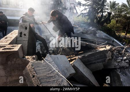 Rafah, Gaza. 26 febbraio 2024. I palestinesi perlustrano le macerie della loro casa distrutte in un attacco aereo israeliano durante la notte a Khan Yunis nella striscia di Gaza meridionale, lunedì 26 febbraio 2024. I colloqui di cessate il fuoco continuano mentre Israele prevede di attaccare Rafah, dove milioni di persone cercano rifugio nel mezzo del conflitto in corso tra Israele e i militanti palestinesi a Gaza. Foto di Ismael Mohamad/UPI. Crediti: UPI/Alamy Live News Foto Stock