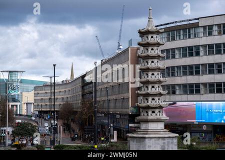 Ringway Centre, un classico dell'architettura brutalista che dovrebbe essere demolito per far posto a appartamenti con la pagoda in primo piano il 26 febbraio 2024 a Birmingham, Regno Unito. Il Ringway Centre e' un edificio classificato di livello B situato in Smallbrook Queensway nel centro citta'. L'edificio a sei piani, lungo 230 metri, è stato progettato dall'architetto James Roberts come parte dello schema Inner Ring Road negli anni '1950 ed è notevole per la sua delicata e ampia elevazione frontale curva. Nel luglio 2016, l'edificio è stato rifiutato dallo status di lista dalla Historic England che consente la riqualificazione Foto Stock