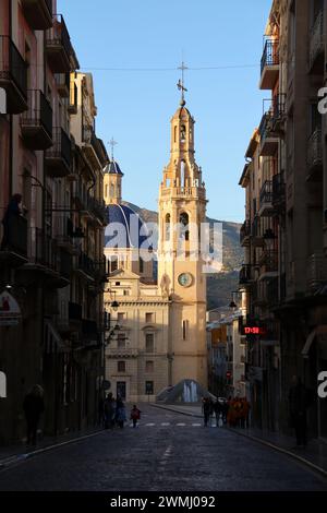 Alcoy, Alicante, Spagna - 18 febbraio 2024: Chiesa di Santa Maria alla fine della strada di Alcoy nel pomeriggio Foto Stock