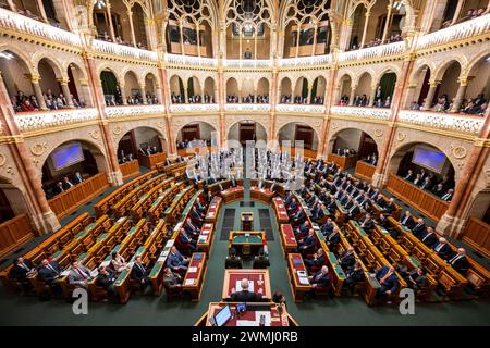 Budapest, Ungheria. 26 febbraio 2024. Il neoeletto presidente ungherese Tamas Sulyok parla nell'edificio del parlamento dopo aver prestato giuramento, dopo che i rappresentanti del parlamento ungherese hanno confermato la sua nomina a nuovo presidente. Credito: Marton Monus/dpa/Alamy Live News Foto Stock