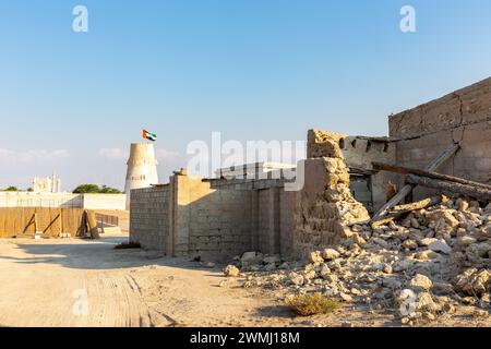 Edificio abbandonato e demolito della città di al Jazirah al Hamra negli Emirati Arabi Uniti, vecchie rovine di un villaggio di perle infestate dai fantasmi. Foto Stock