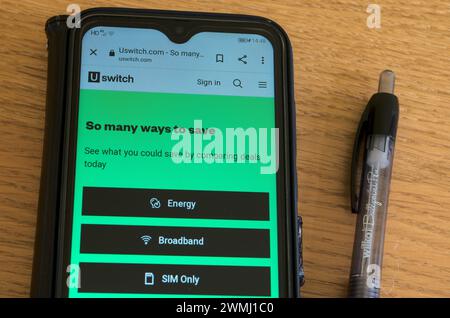 Pagina Web del sito Web di confronto prezzi USwitch su uno smartphone Android Foto Stock