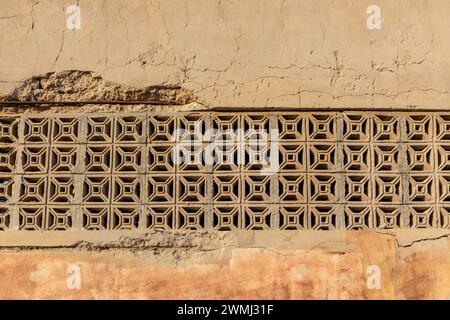 Vecchio muro di pietra con ornamenti arabi aperti nella città infestata dai fantasmi di al Jazirah al Hamra a Ras al Khaimah, Emirati Arabi Uniti, vista ravvicinata. Foto Stock