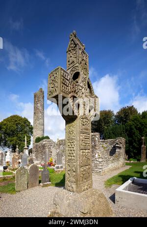 Muiredach's High Cross and Round Tower, Monasterboice Graveyard, Contea di Louth, Irlanda Foto Stock