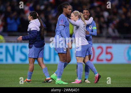 Decines-Charpieu, Francia. 23 febbraio 2024. Le giocatrici francesi Eugenie le Sommer, Selma Bacha, Marie-Antoinette Katoto e Griedge Mbock Bathy celebrano la vittoria del 2-1 in seguito al fischietto finale della partita UEFA Women's Nations League allo stadio OL di Lione. Il credito per immagini dovrebbe essere: Jonathan Moscrop/Sportimage Credit: Sportimage Ltd/Alamy Live News Foto Stock