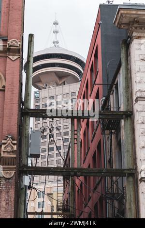 Una vista della torre Vancouver Lookout vista dal livello della strada, attraverso un vicolo in Cambie Street. Foto Stock