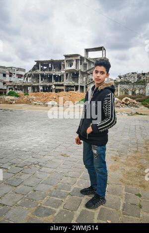 Siria, Homs, bombardamenti su edifici distrutti, ragazzo Foto Stock