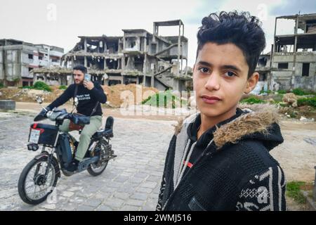 Siria, Homs, bombardamenti su edifici distrutti, ragazzo Foto Stock