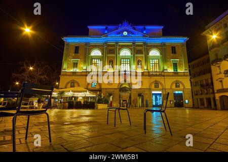 LUGANO, SVIZZERA - 17 MARZO 2022: Palazzo Civico, il Municipio di Lugano di notte, il 17 marzo a Lugano, Svizzera Foto Stock