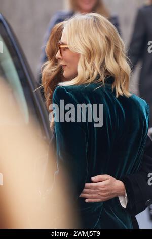 Cate Blanchett e Roberta Armani sono presenti alla sfilata Giorgio Armani durante la Milano Fashion Week Autunno/Inverno 2024-2025 di febbraio Foto Stock