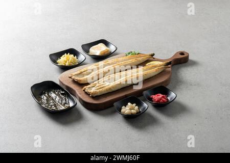 Piatto di cucina coreana Pungcheon acqua dolce anguilla zuppa di anguille grigliate Jjolmyeon stagionato di alghe marine Foto Stock