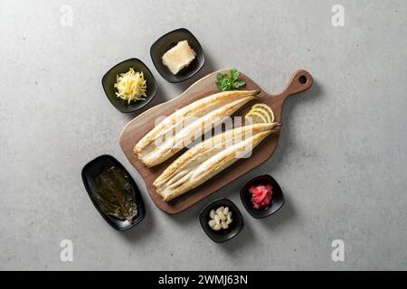 Piatto di cucina coreana Pungcheon acqua dolce anguilla zuppa di anguille grigliate Jjolmyeon stagionato di alghe marine Foto Stock