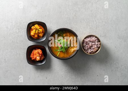 Piatto di cucina coreana Pungcheon acqua dolce anguilla zuppa di anguille grigliate Jjolmyeon stagionato di alghe marine Foto Stock