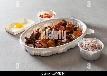 Pollo piccante brasato la con cestino pranzo Bulgogi al carbone di pollo piccante brasato Foto Stock