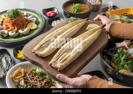 Piatto di cucina coreana Pungcheon acqua dolce anguilla zuppa di anguille grigliate Jjolmyeon stagionato di alghe marine Foto Stock