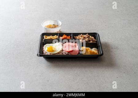 Pollo piccante brasato la con cestino pranzo Bulgogi al carbone di pollo piccante brasato Foto Stock