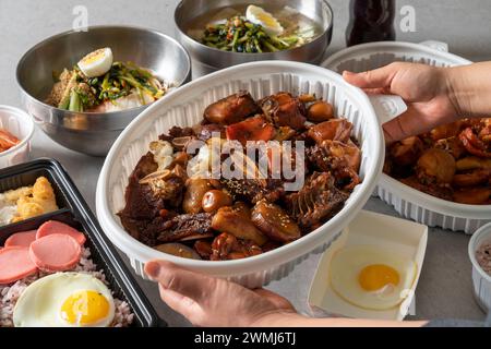 Pollo piccante brasato la con cestino pranzo Bulgogi al carbone di pollo piccante brasato Foto Stock