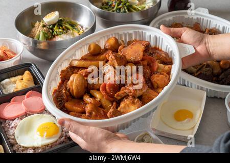 Pollo piccante brasato la con cestino pranzo Bulgogi al carbone di pollo piccante brasato Foto Stock