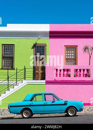 Auto d'epoca nello storico quartiere di Bo-Kaap, città del Capo, Sud Africa. Foto Stock